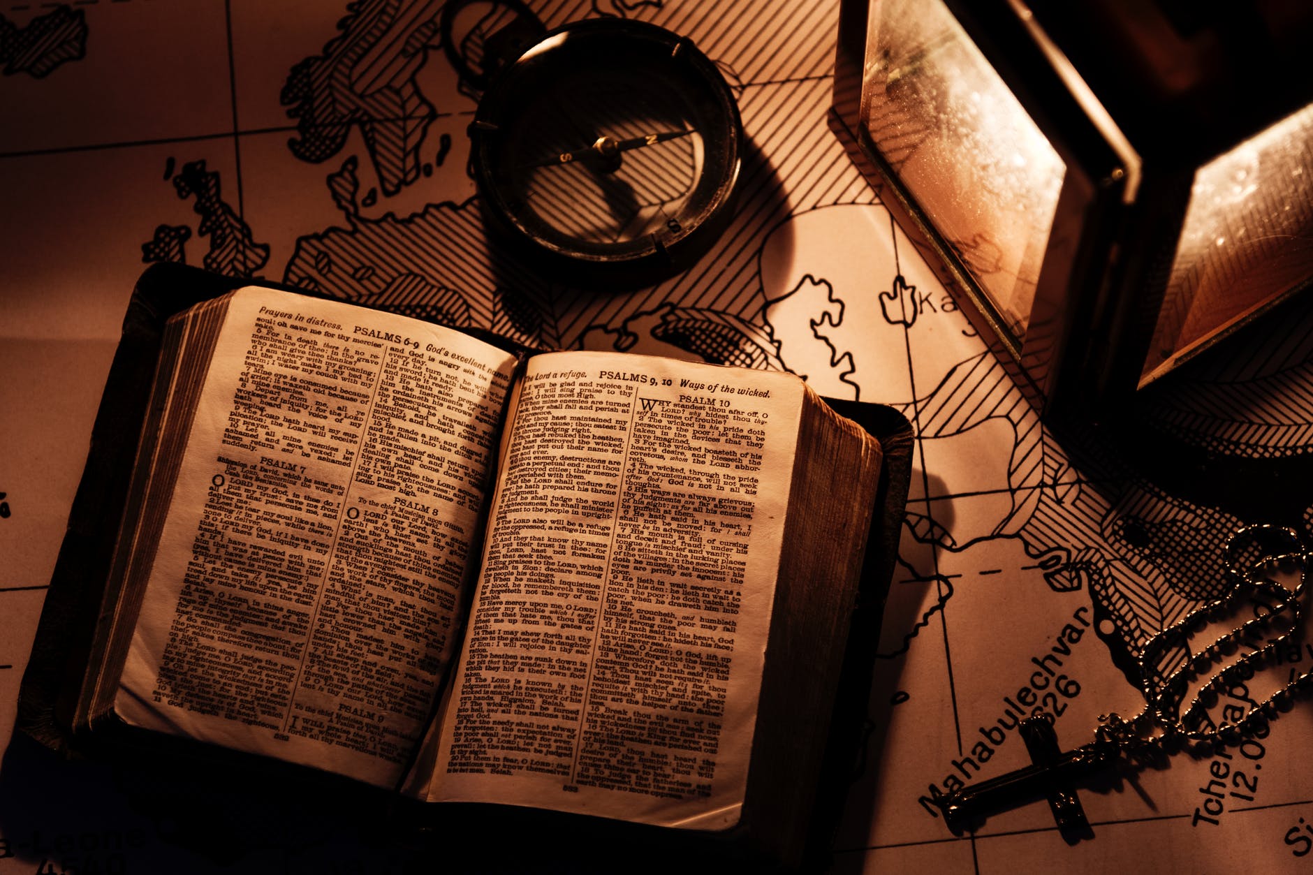 Une bible ouverte .